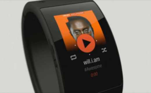 the Puls smart cuff with image of Will.i.am on the screen